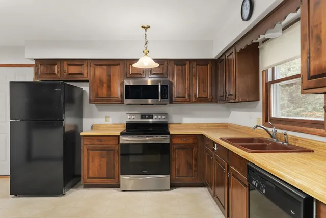 $389,900 | 928 Columbia Drive, Janesville, WI 53546