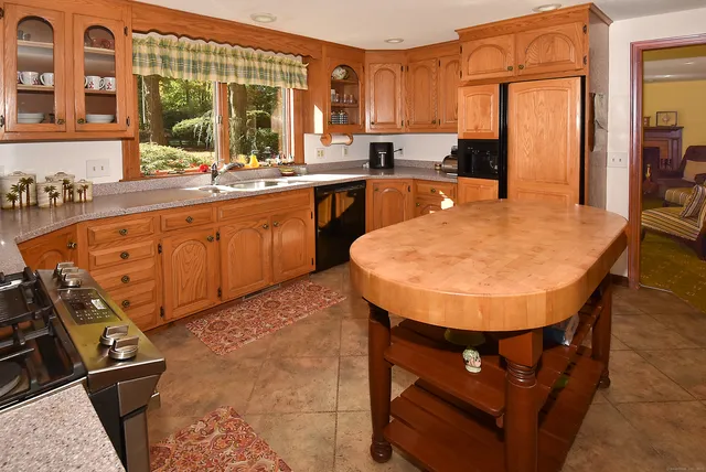 $599,000 | 266 Farmington Avenue, Berlin, CT 06037