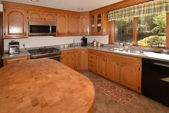 $599,000 | 266 Farmington Avenue, Berlin, CT 06037