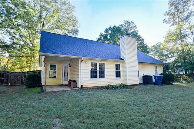 a view of a house with a yard