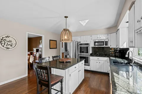 $750,000 | 12 Thornfield Lane, Hawthorn Woods, IL 60047