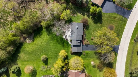 $750,000 | 12 Thornfield Lane, Hawthorn Woods, IL 60047