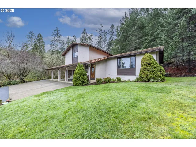 a view of a house with backyard and garden
