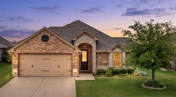 $425,000 | 2038 Clive Drive, Granbury, TX 76048