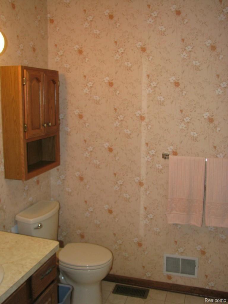 9334 Hilton Road Brighton, MI 48114 - Photo 20 of 34 View of hall full bath with tub/shower combined