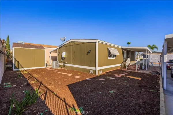 a view of a house with backyard