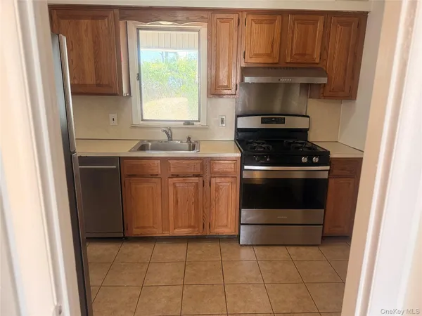 $4,000 | 53 Kirkwood Road, Unit LEFT, Port Washington, NY 11050