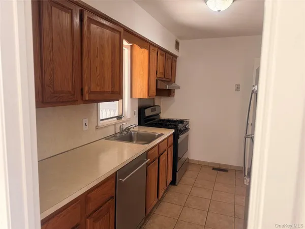 $4,000 | 53 Kirkwood Road, Unit LEFT, Port Washington, NY 11050