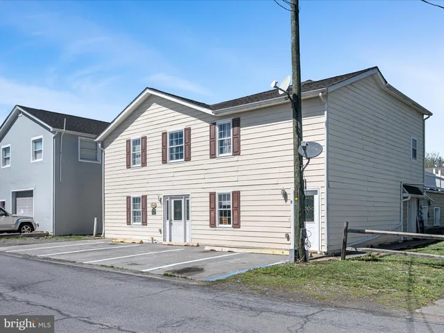 a view of entryway front of house
