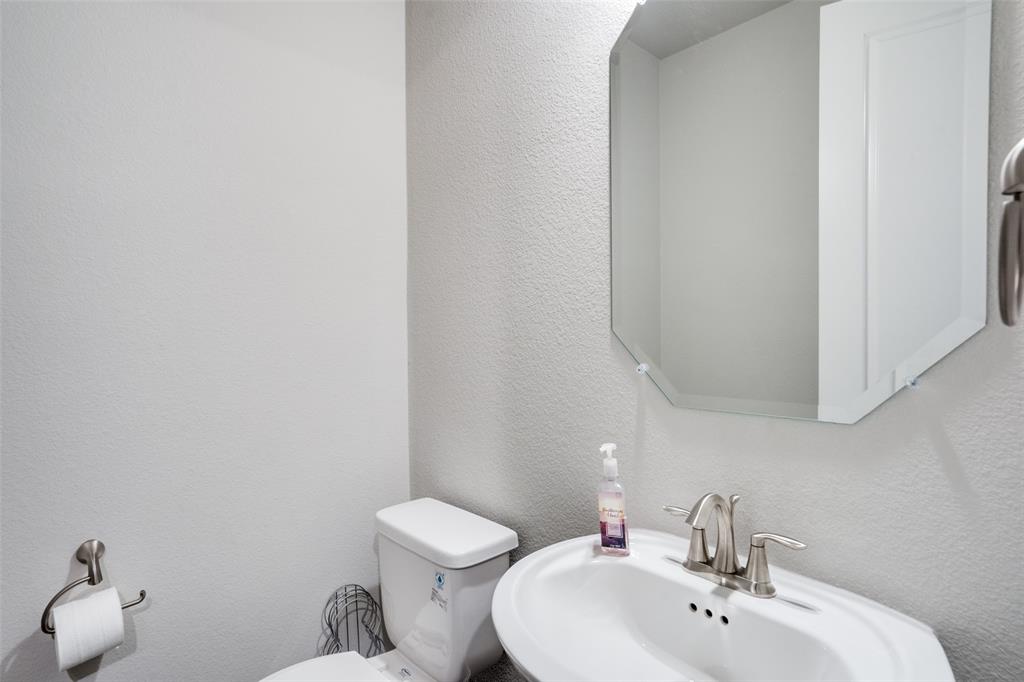 5622 Niagara Road The Colony, TX 75056 - Photo 22 of 28 a bathroom with a toilet sink and mirror