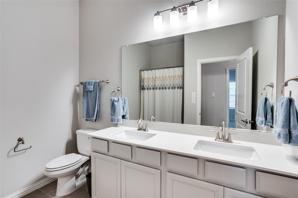 5622 Niagara Road The Colony, TX 75056 - Photo 24 of 28 a bathroom with 2 sink and a toilet