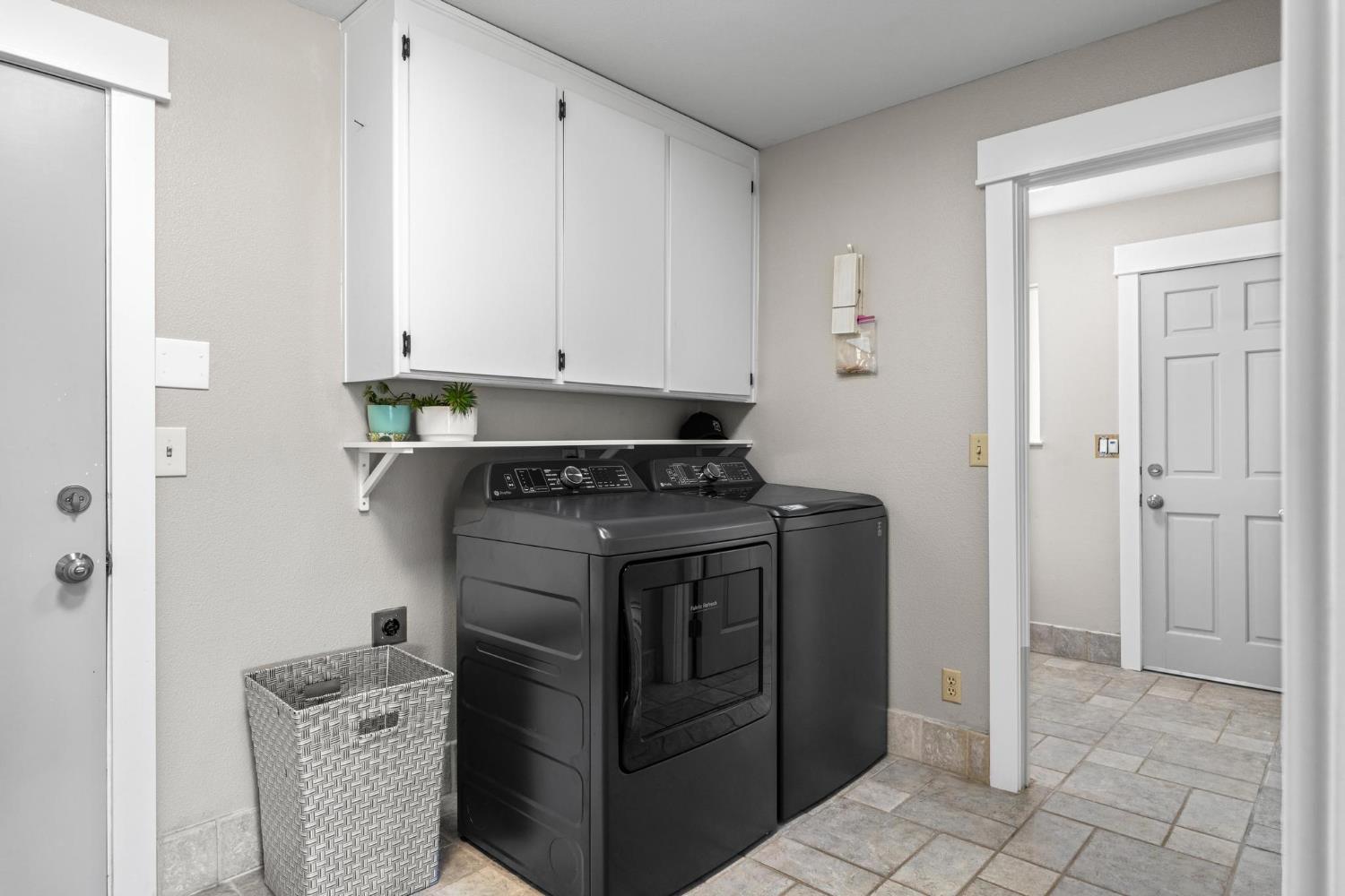 13791 Castle Road Manteca, CA 95336 - Photo 38 of 96 a view of a kitchen with refrigerator and cabinets