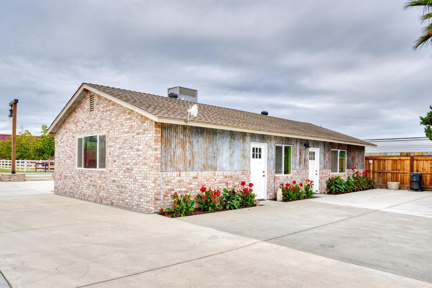 13791 Castle Road Manteca, CA 95336 - Photo 51 of 96 a front view of a house with garden