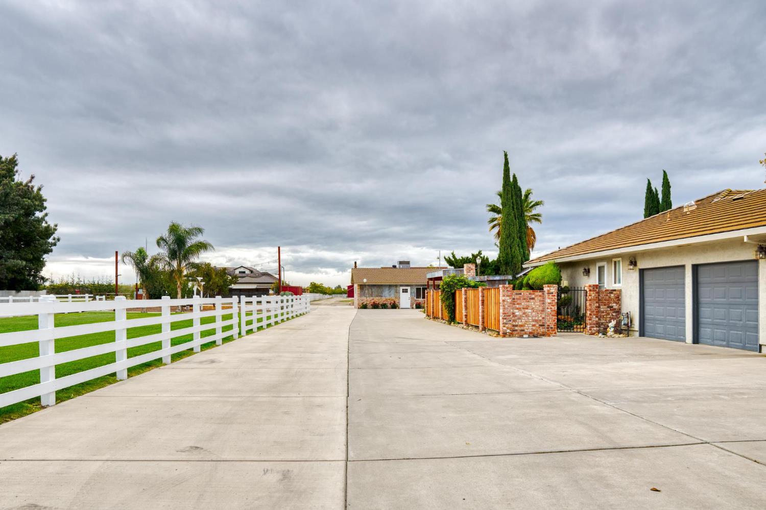 13791 Castle Road Manteca, CA 95336 - Photo 7 of 96 Large driveway