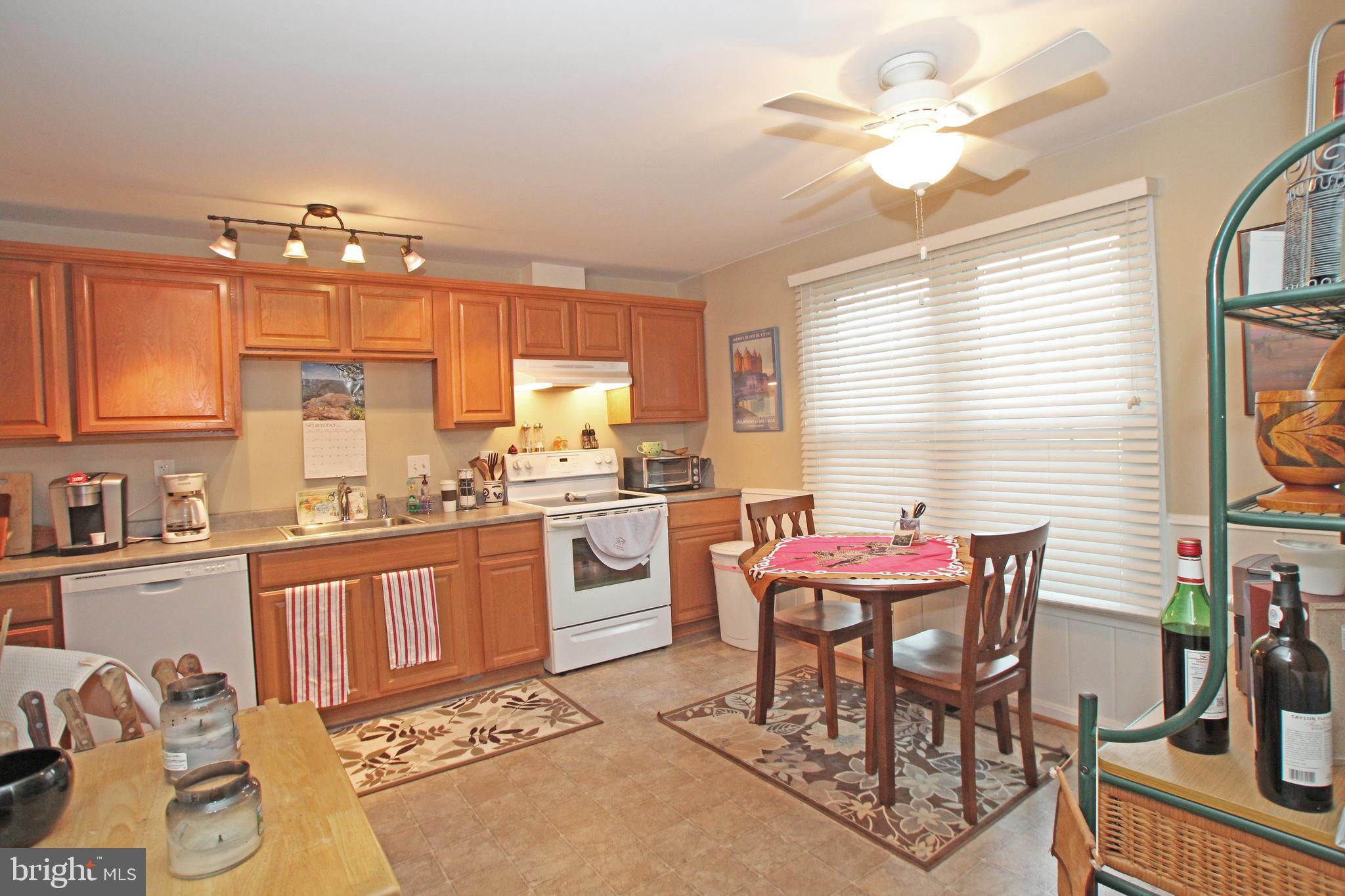 Huge Eat-in kitchen
