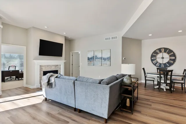 $639,999 | 868 North Verona Circle, Unit 23, Grafton, WI 53024