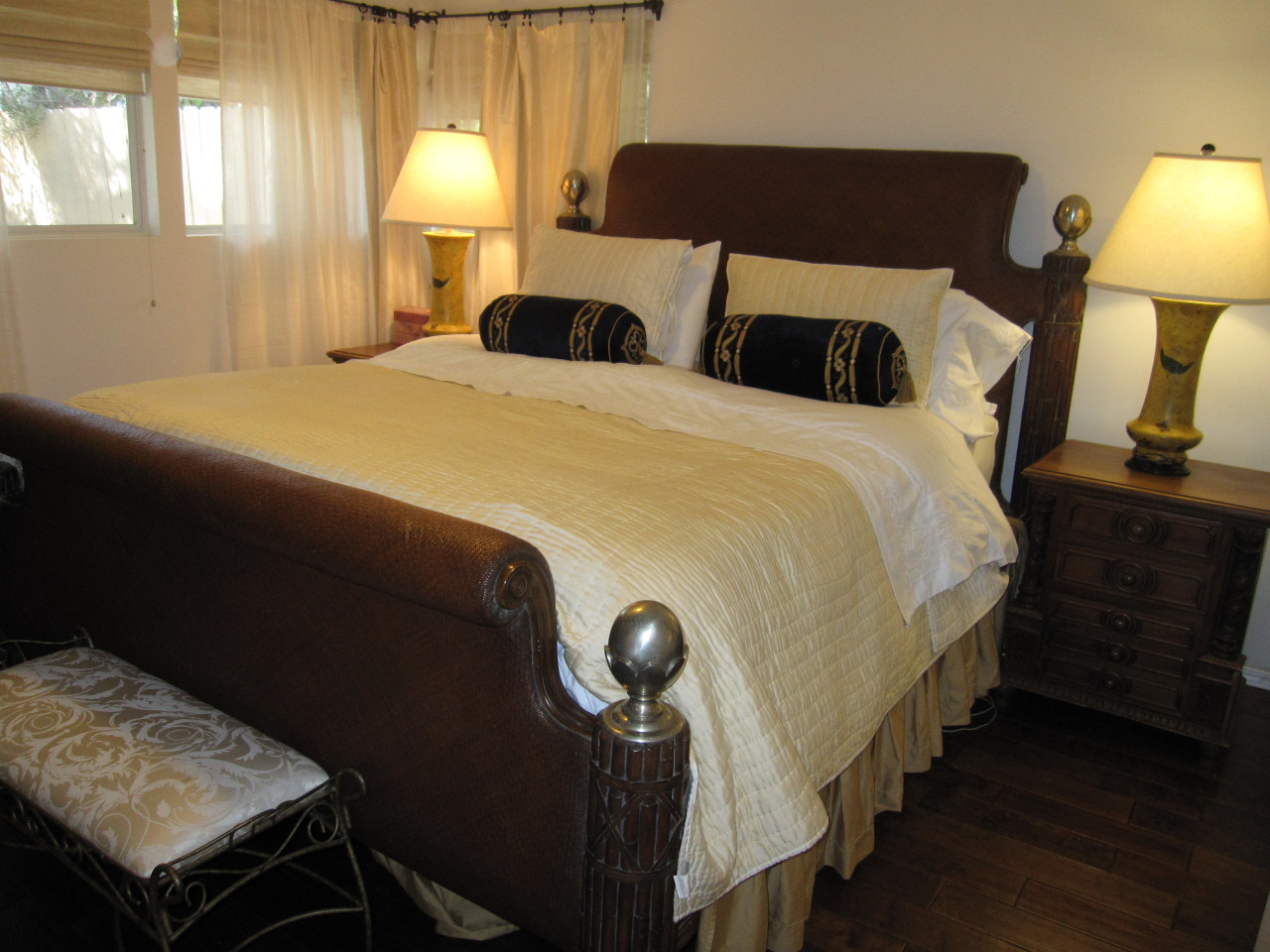 947 Cheltenham Road Santa Barbara, CA 93105 - Photo 12 of 35 a bedroom with a bed and a lamp