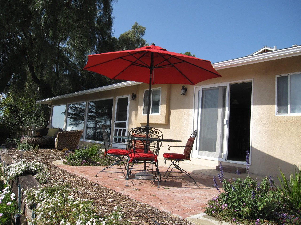 947 Cheltenham Road Santa Barbara, CA 93105 - Photo 17 of 35 a view of a house with sitting area and furniture