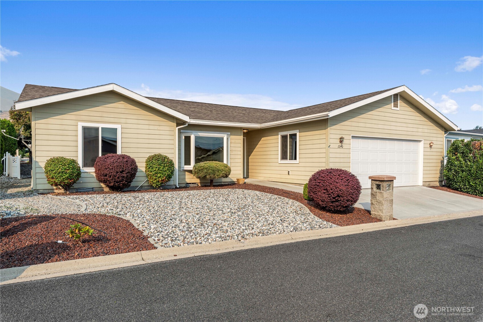 1240 Gallers Street Wenatchee, WA 98801 - Photo 2 of 33