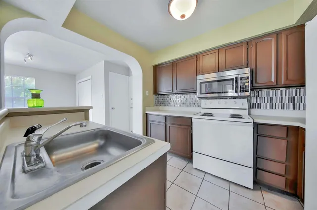 $1,300 | 10630 Westbrae Parkway, Unit 604, Houston, TX 77031