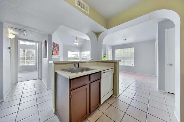 $1,300 | 10630 Westbrae Parkway, Unit 604, Houston, TX 77031