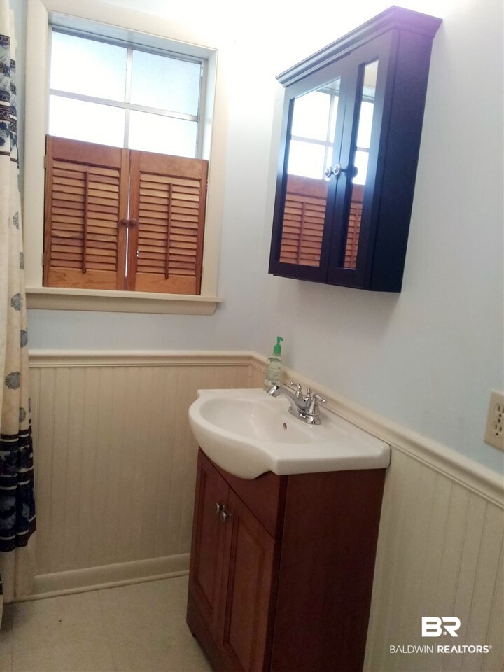 8189 River Road North Foley, AL 36535 - Photo 36 of 50 Hall bath sink