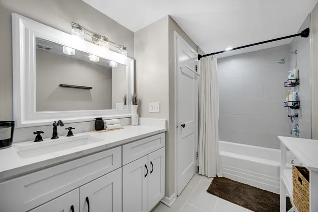 $400,000 | 523 North Cedar Road, New Lenox, IL 60451