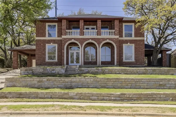 $699,999 | 2916 Forestwood Drive, Arlington, TX 76006