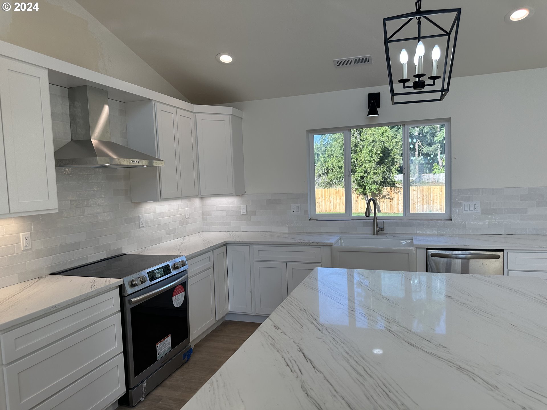 92061 Maple Lane Springfield, OR 97478 - Photo 29 of 36 a kitchen that has a sink and a stove