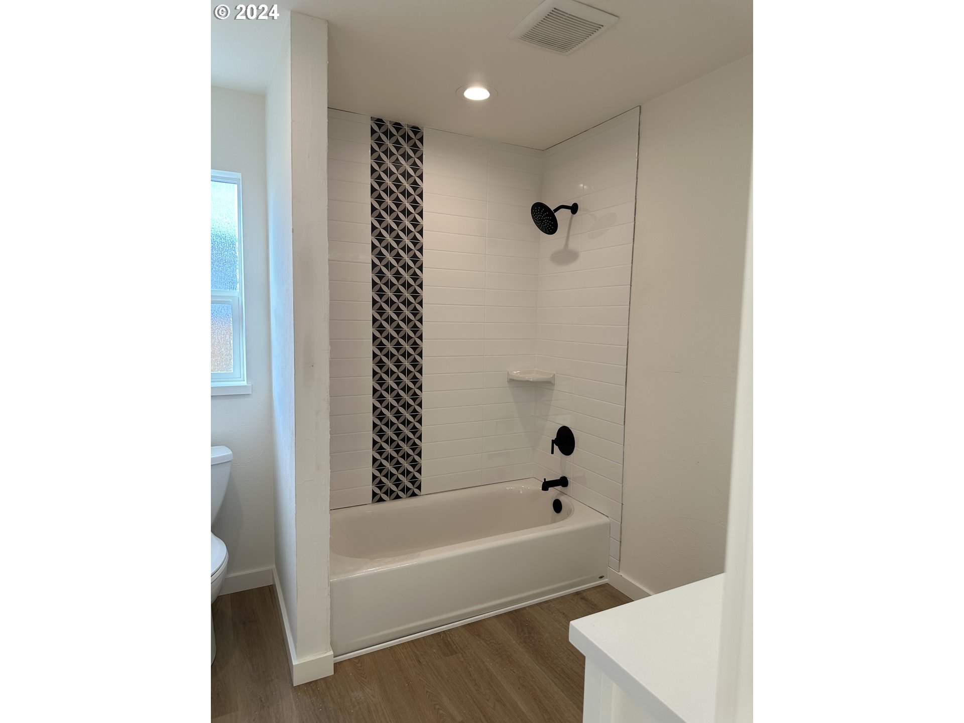 92061 Maple Lane Springfield, OR 97478 - Photo 8 of 36 a bathroom with a bathtub and a shower