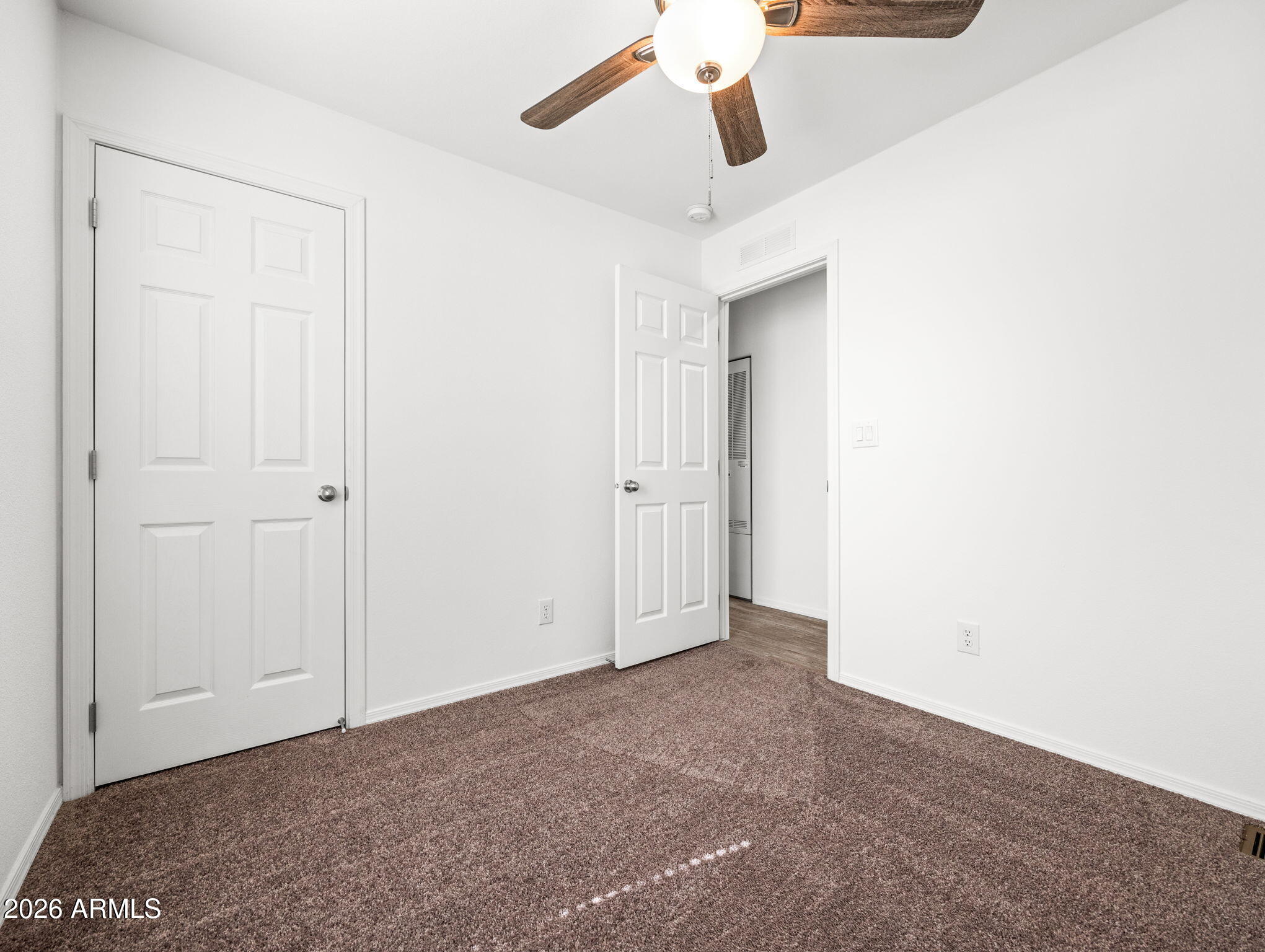 18296 Frontier Road Peeples Valley, AZ 86332 - Photo 18 of 44 an empty room with a ceiling fan