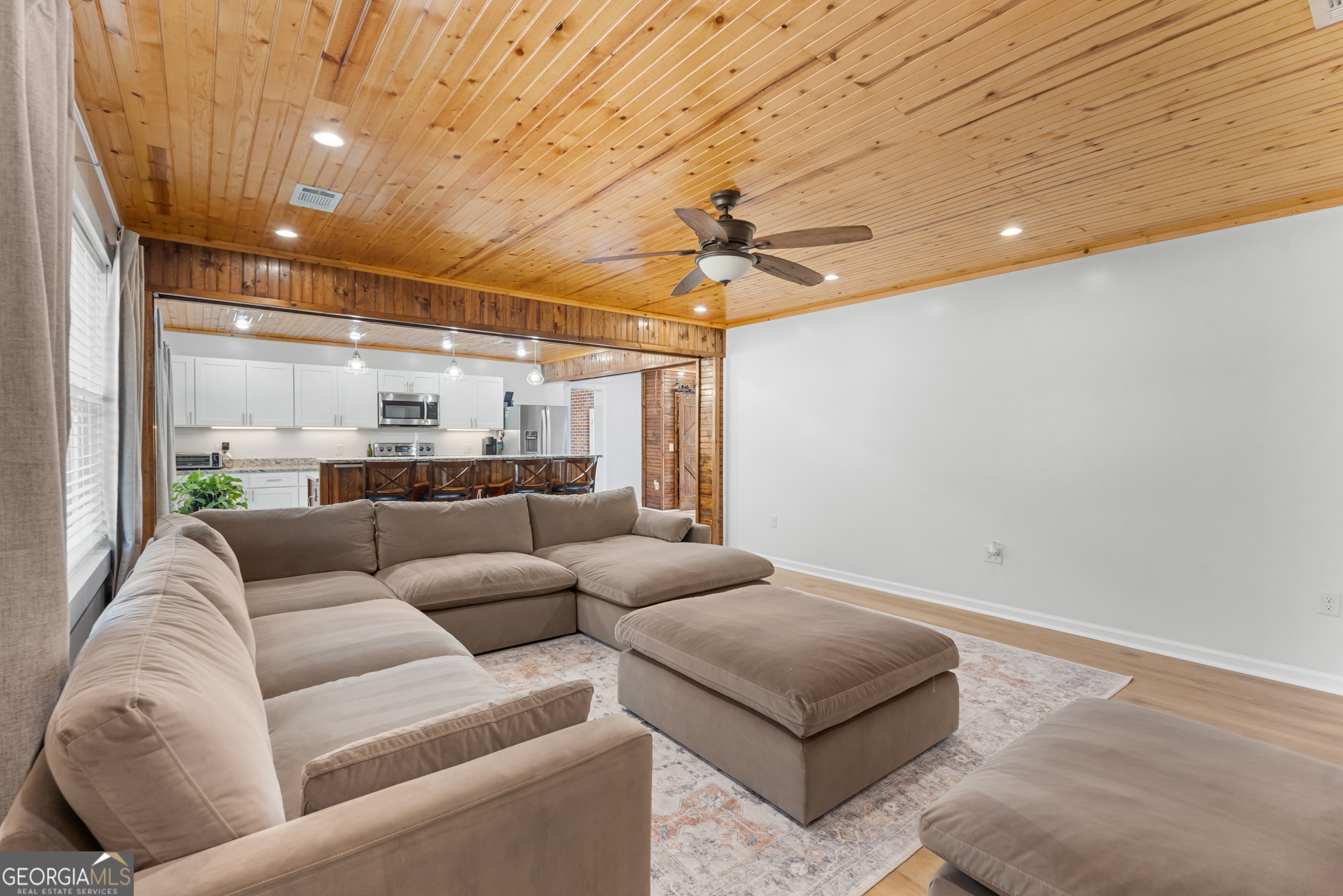 664 Boyd School Road Sylvania, GA 30467 - Photo 6 of 33 a living room with furniture