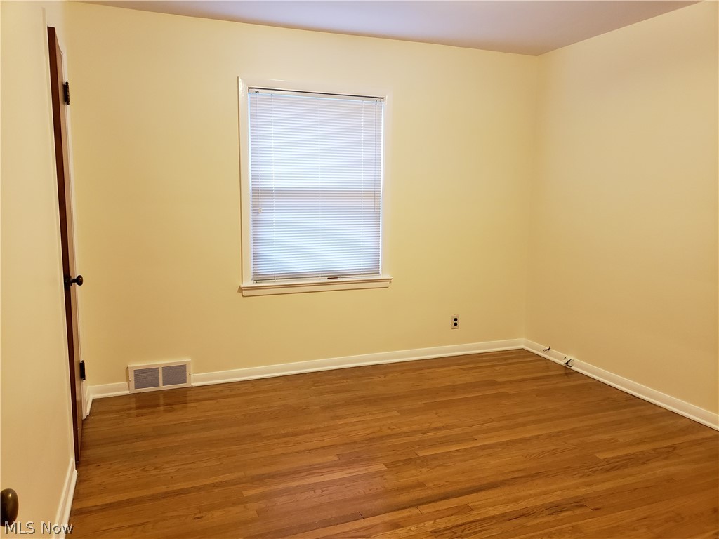 4249 Lambert Road Cleveland, OH 44121 - Photo 13 of 30