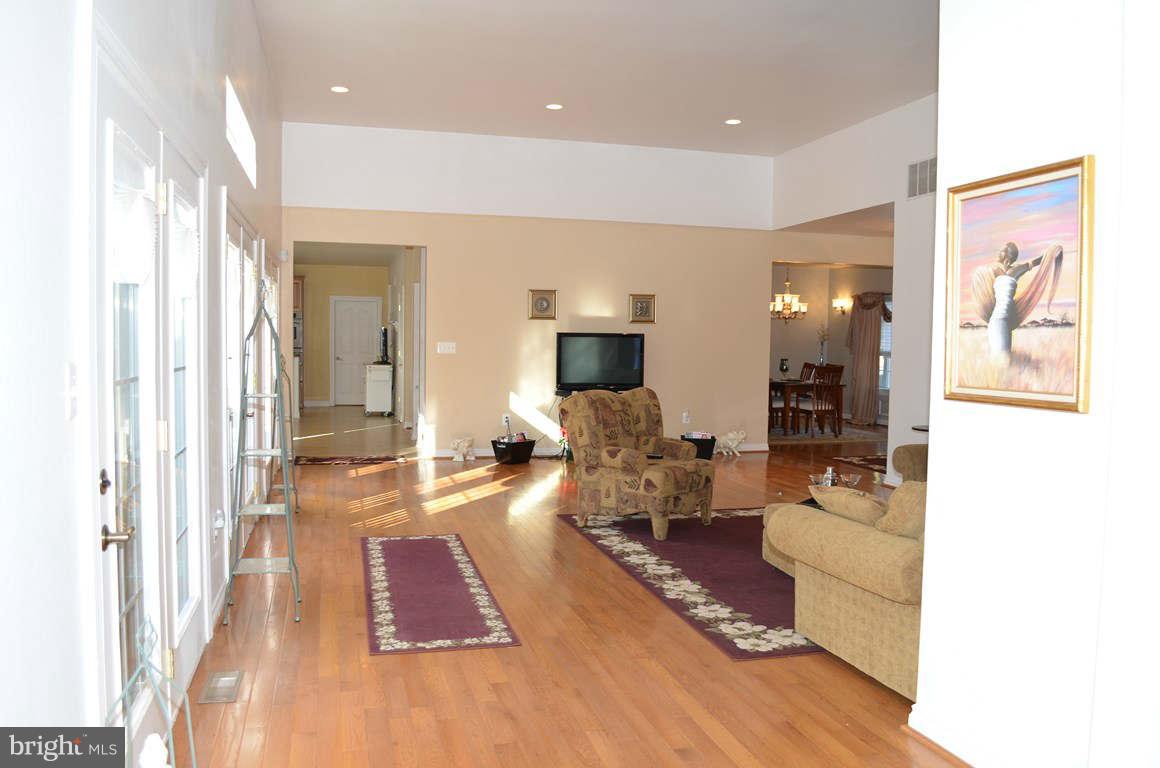8715 Windsor Mill Road Baltimore, MD 21244 - Photo 20 of 29 Living Room