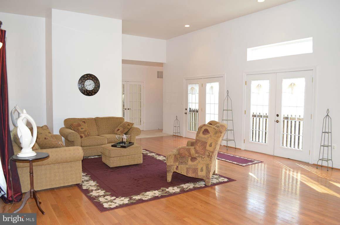 8715 Windsor Mill Road Baltimore, MD 21244 - Photo 5 of 29 Living Room