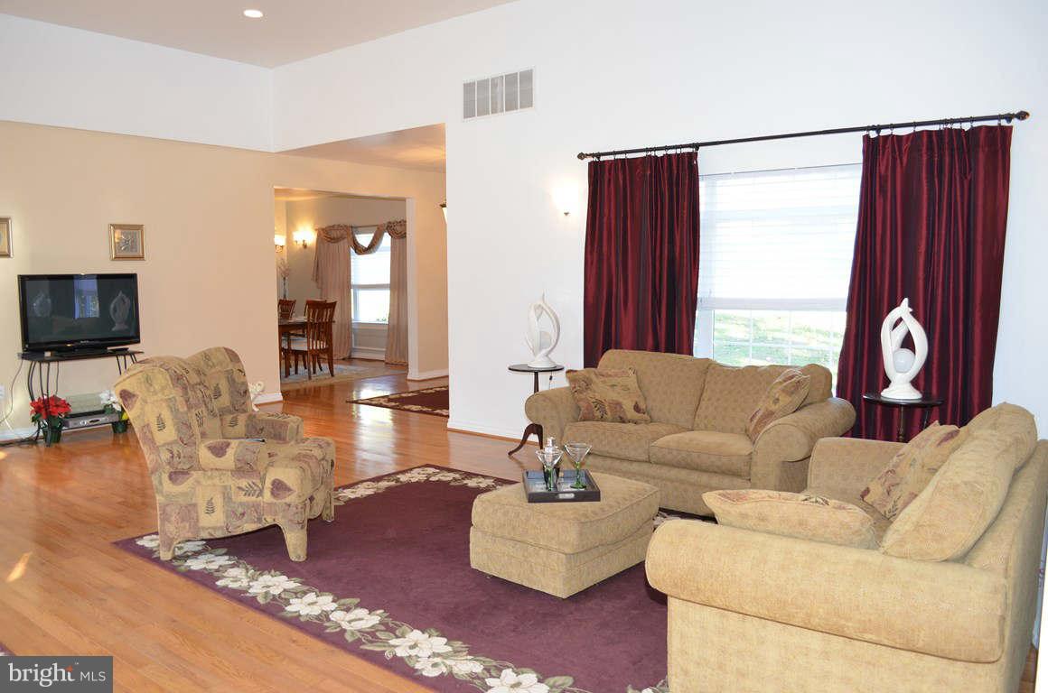 8715 Windsor Mill Road Baltimore, MD 21244 - Photo 7 of 29 Living Room