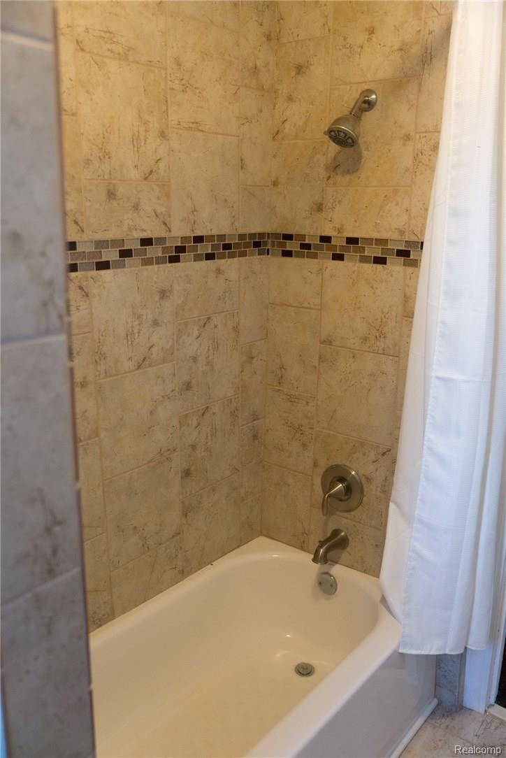 8911 Inkster Road Livonia, MI 48150 - Photo 12 of 40 Tub and Mosaic Tiles above Tub