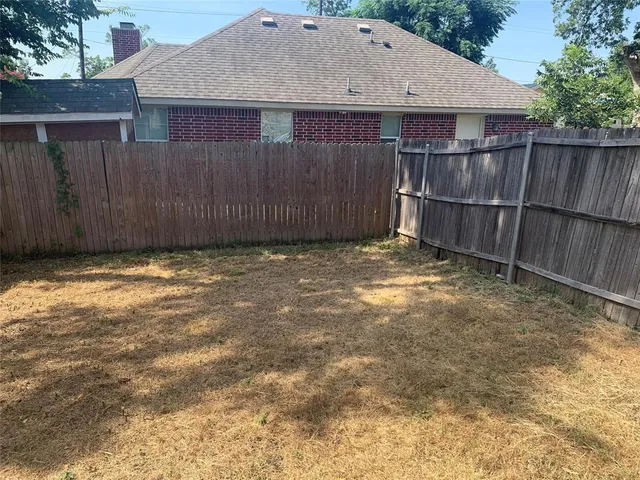 a view of a backyard