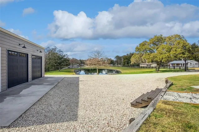 a view of a backyard