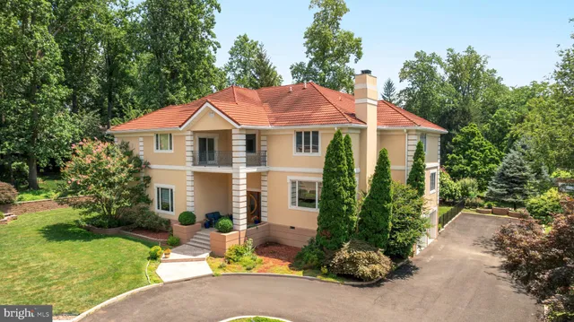 a view of a house with backyard and garden
