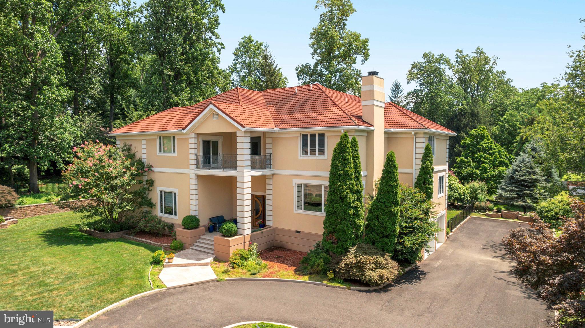 a view of a house with backyard and garden