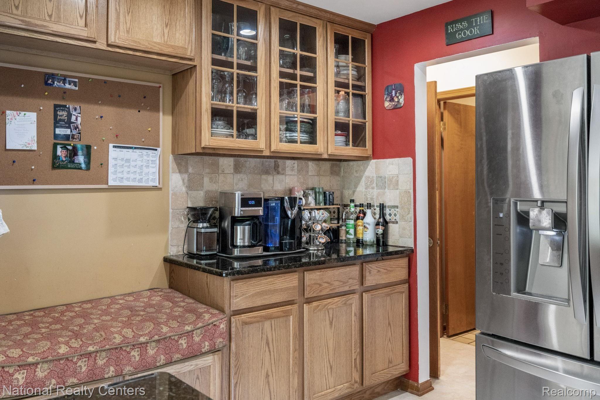 2370 Highfield Road Waterford, MI 48329 - Photo 13 of 34 Built in coffee bar and reading nook