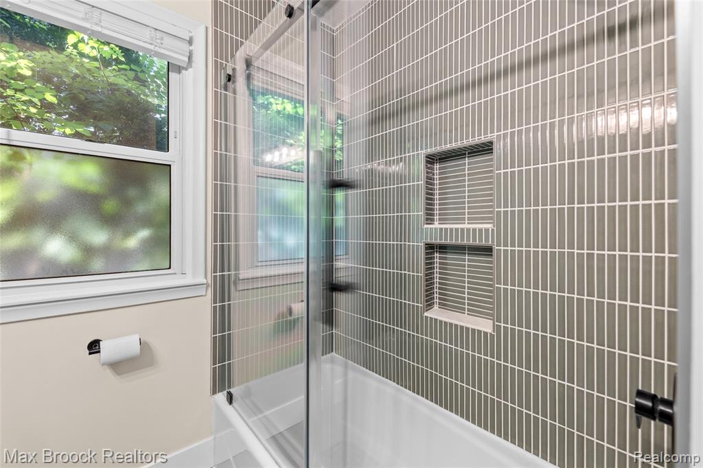 2826 Bembridge Road Royal Oak, MI 48073 - Photo 14 of 24 Gallery Image 14