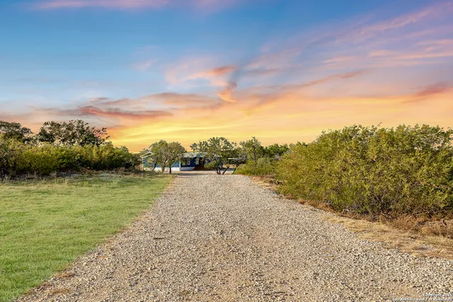 $2,600 | 2925 West Fm 462, Moore, TX 78057