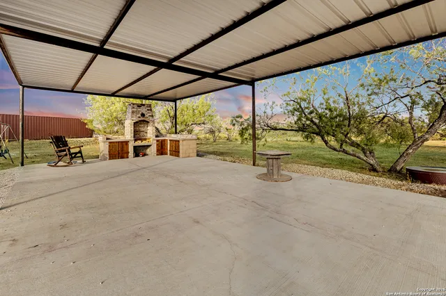 $2,600 | 2925 West Fm 462, Moore, TX 78057