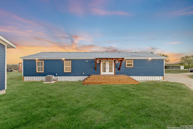 $2,600 | 2925 West Fm 462, Moore, TX 78057