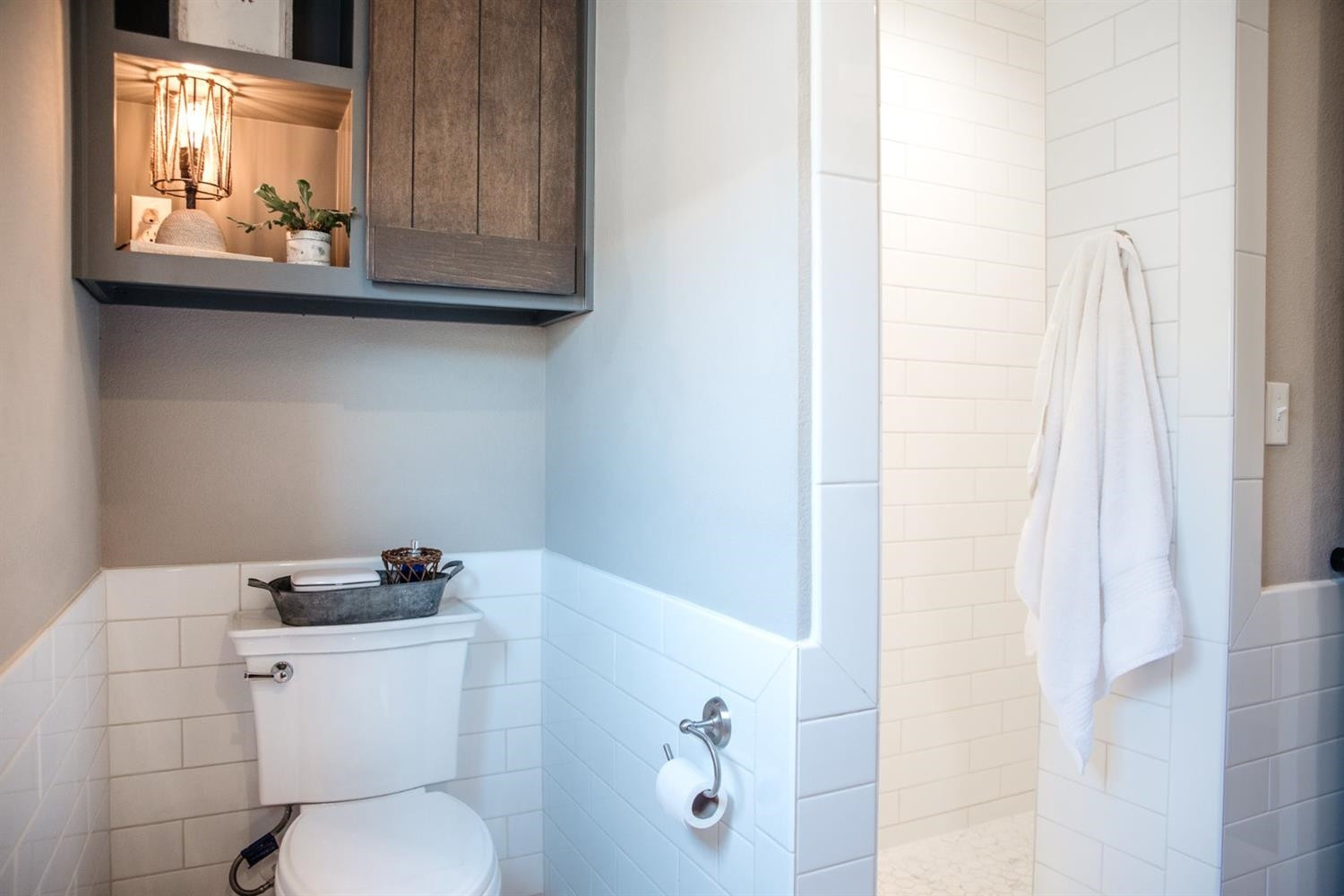 832 Ave T Shallowater Tx 79363 Shallowater, TX 79363 - Photo 41 of 50 a bathroom with a toilet sink and mirror