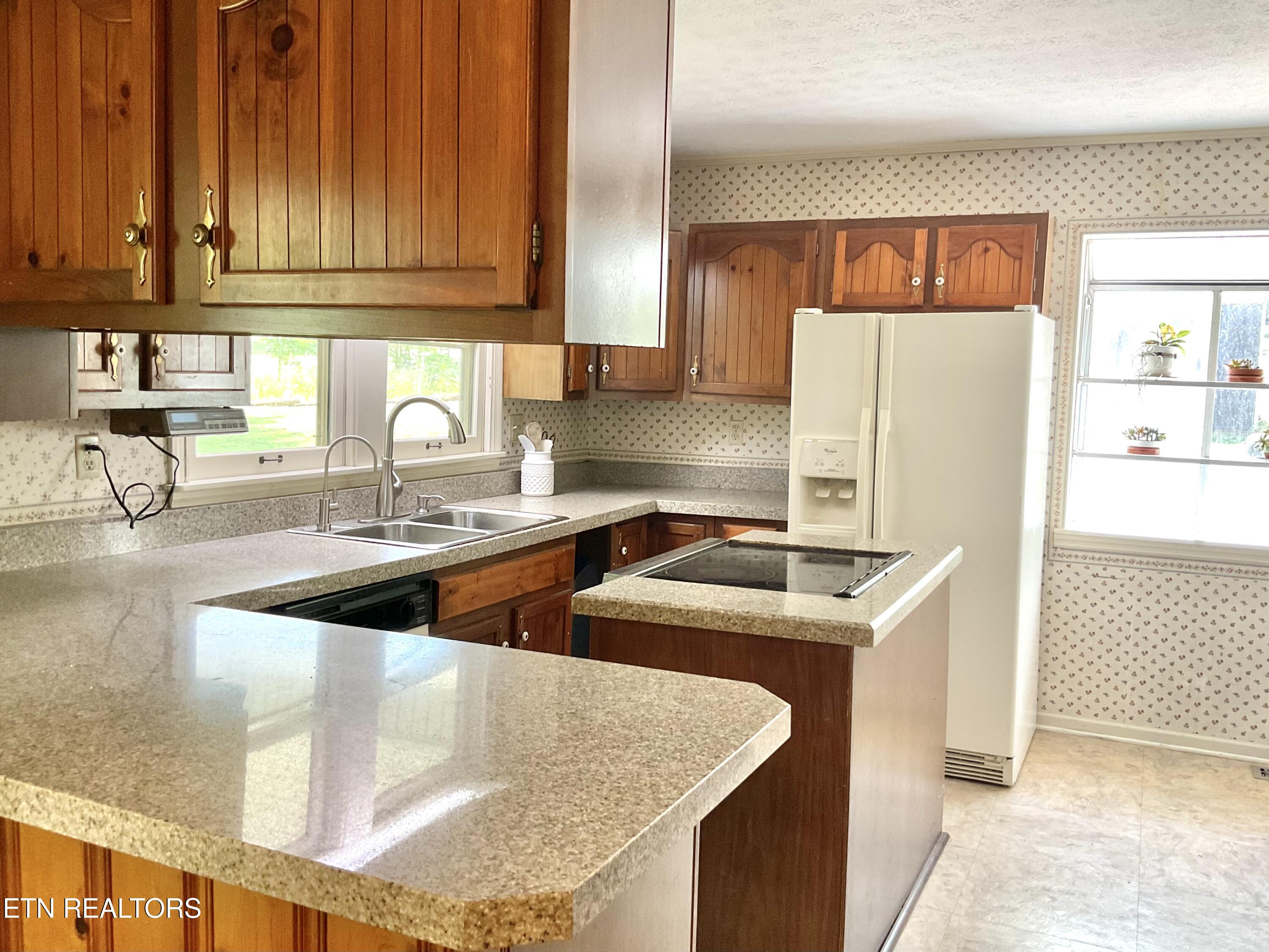 328 Ridgeview Drive Clinton, TN 37716 - Photo 7 of 45 Island in Kitchen
