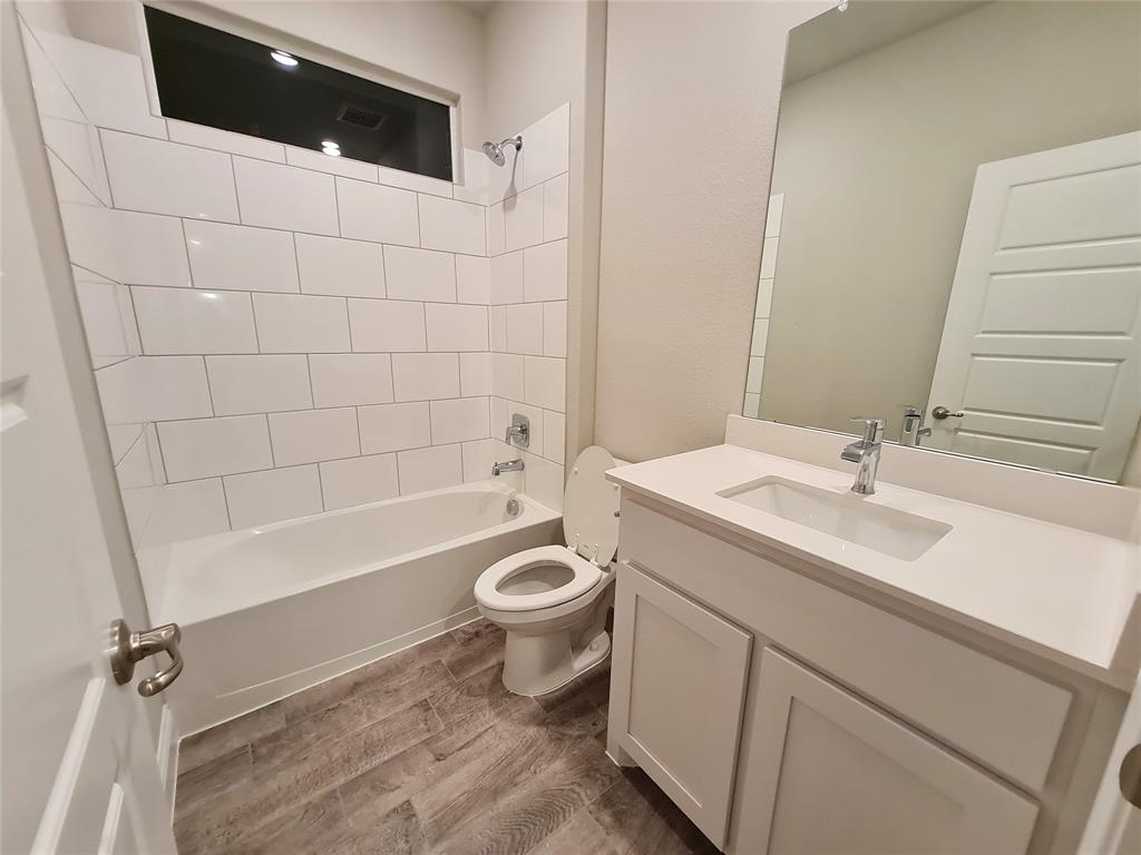1604 Buzzard Road Denton, TX 76205 - Photo 18 of 22 Full Bathroom in between middle of Bedrooms 3 & 4.