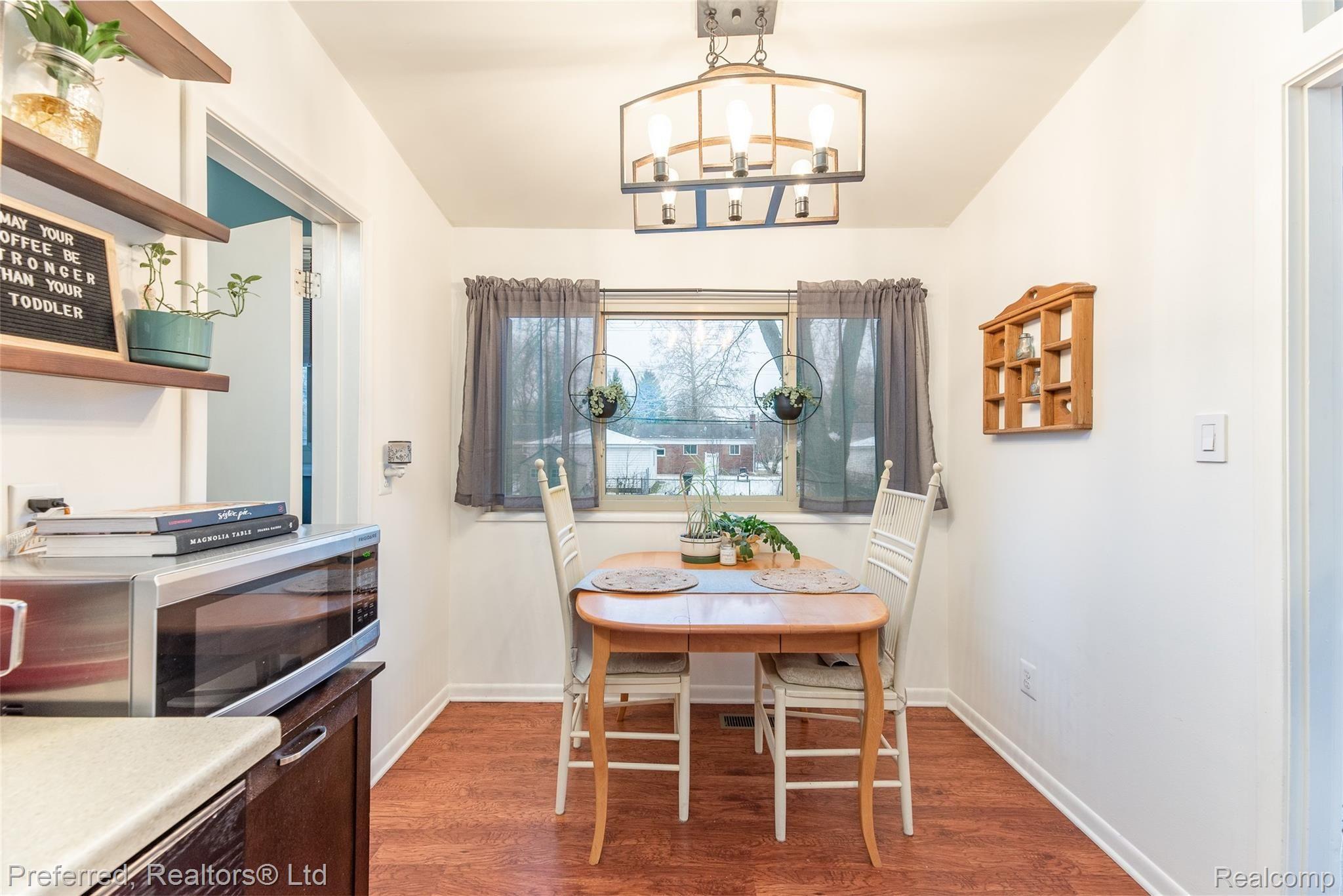 17253 Rougeway Street Livonia, MI 48152 - Photo 6 of 24 Rougeway-6.jpg
